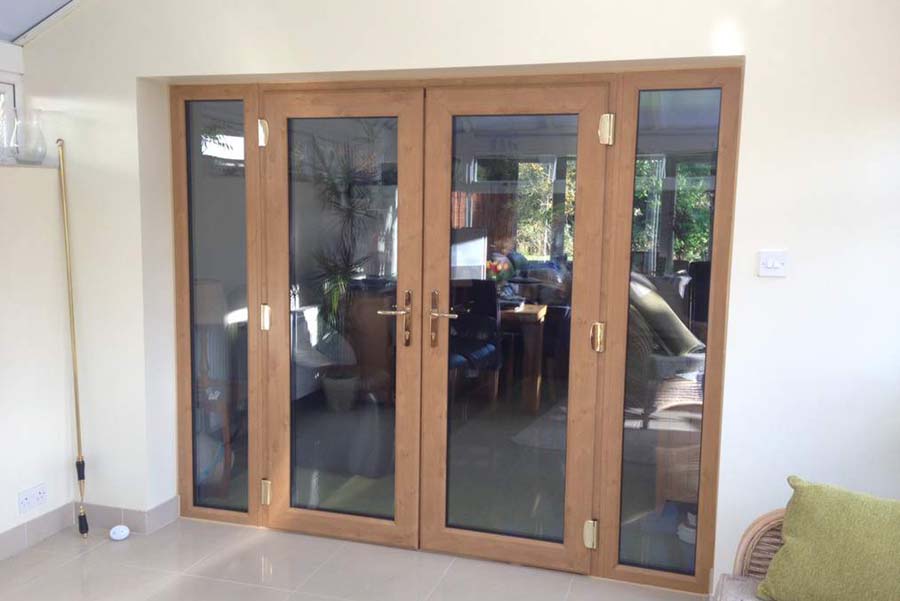 kính cường lực khung gỗ